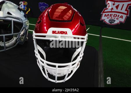 Casque Oklahoma Sooners exposé lors de la grande journée médiatique de football 12, mercredi, 13 juillet 2022, à Arlington, TX. (Mario Terrell / image du sport) Banque D'Images