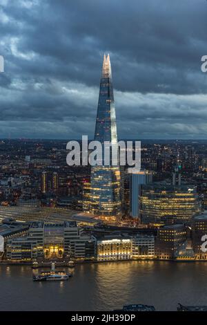 La station Shard et London Bridge après le coucher du soleil, Londres, Royaume-Uni Banque D'Images