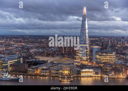 La gare de Shard et London Bridge après le coucher du soleil, depuis Sky Garden, Londres, Royaume-Uni Banque D'Images