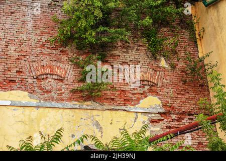 Murs de briques rouges d'un ancien bâtiment de brasserie. L'ancien bâtiment de la brasserie dans la ville de Nitra, Slovaquie. Banque D'Images