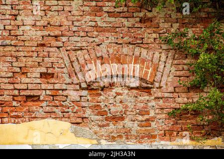 Murs de briques rouges d'un ancien bâtiment de brasserie. L'ancien bâtiment de la brasserie dans la ville de Nitra, Slovaquie. Banque D'Images