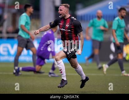 Jude Winchester de Crusaders célèbre son deuxième but lors du premier match de qualification de l'UEFA Europa Conference League à Seaview, Belfast. Date de la photo: Jeudi 14 juillet 2022. Banque D'Images