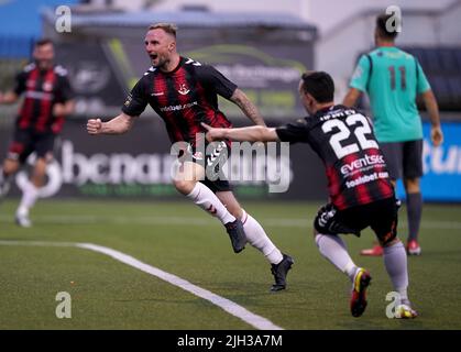 Jude Winchester de Crusaders célèbre son deuxième but lors du premier match de qualification de l'UEFA Europa Conference League à Seaview, Belfast. Date de la photo: Jeudi 14 juillet 2022. Banque D'Images