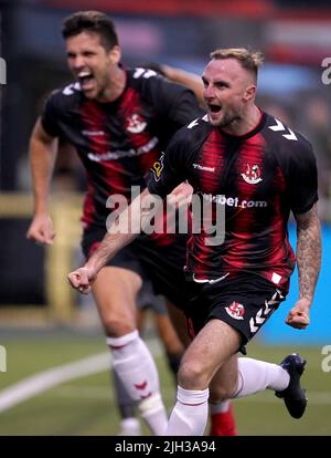 Jude Winchester de Crusaders célèbre son deuxième but lors du premier match de qualification de l'UEFA Europa Conference League à Seaview, Belfast. Date de la photo: Jeudi 14 juillet 2022. Banque D'Images