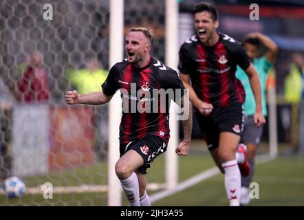 Jude Winchester de Crusaders célèbre son deuxième but lors du premier match de qualification de l'UEFA Europa Conference League à Seaview, Belfast. Date de la photo: Jeudi 14 juillet 2022. Banque D'Images