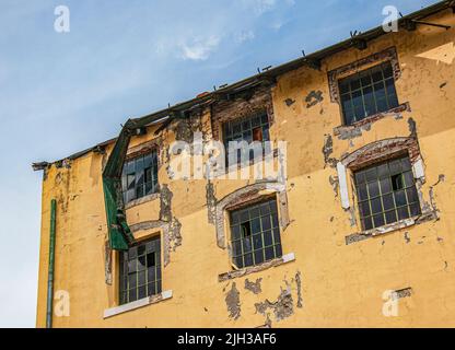 Fenêtres brisées d'un ancien bâtiment de brasserie. L'ancien bâtiment de la brasserie dans la ville de Nitra, Slovaquie. Banque D'Images