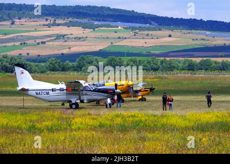 D'énormes avions de propulsion et des personnes autour d'eux Banque D'Images