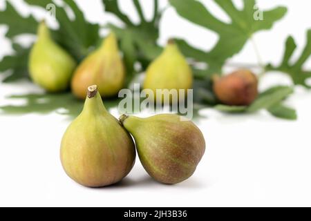 Fruits de figues frais isolés sur fond blanc. Concept de nourriture saine. Mise au point sélective. Banque D'Images