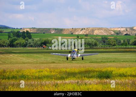 Petit avion de taxi hélice sur l'herbe pour le décollage Banque D'Images