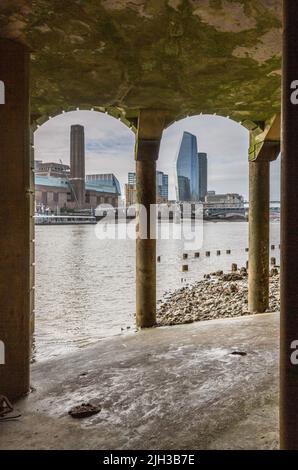 Tate Modern et un Blackfriars vu à travers des arches près de la Tamise, Londres, Royaume-Uni Banque D'Images