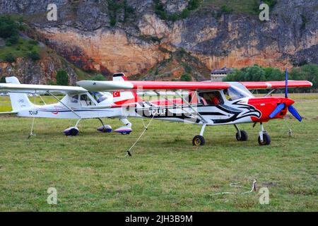 Petit avion rouge et blanc extérieur Banque D'Images