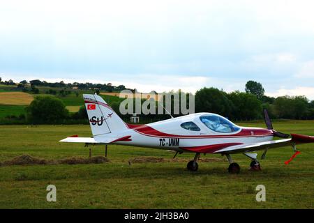 Petit avion rouge et blanc extérieur Banque D'Images