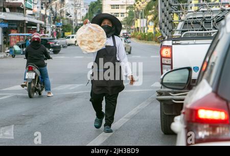 THAÏLANDE, JUIN 11 2022, le vendeur propose Kite Cracker ou khao kriap wow au convoi d'une voiture debout à l'intersection Banque D'Images