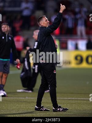 Stephen Baxter, le gérant des croisés, réagit à plein temps après le premier match de qualification de la Ligue des conférences européennes de l'UEFA à Seaview, Belfast. Date de la photo: Jeudi 14 juillet 2022. Banque D'Images