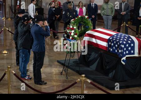 Washington DC, États-Unis. 14th juillet 2022. Les membres du public saluent le rôle de l'Adjudant-chef de la Marine 4 Hershel Woodrow âWoodyâ Williams, le dernier récipiendaire survivant de la Médaille d'honneur de la Seconde Guerre mondiale, qui est en honneur dans la rotonde du Capitole des États-Unis, à Washington DC, Etats-Unis, le 14 juillet 2022. Le vétéran du corps des Marines, qui mourut 29 juin, a reçu le prix le plus élevé nationâs pour ses actions sur Iwo Jima. Crédit : Eric Lee/Pool via CNP/dpa/Alay Live News Banque D'Images