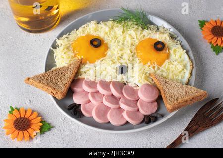 Nourriture amusante pour les enfants - chouette drôle des œufs frits avec du fromage, des saucisses et du pain. Petit déjeuner sain et créatif Banque D'Images