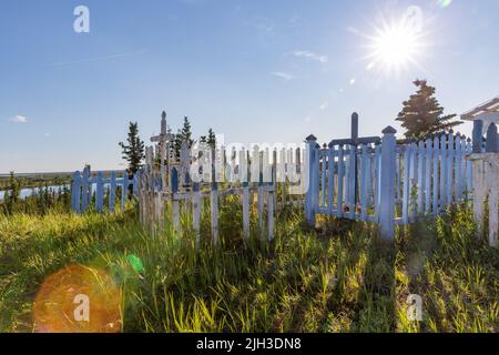 Tombes closes en bois dans un cimetière en été, dans la communauté autochtone du nord de Deline, Territoires du Nord-Ouest, Canada Banque D'Images