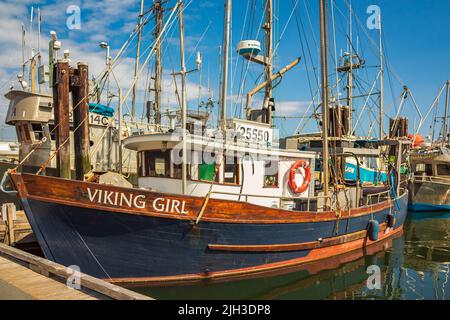 Beau vieux bateau de pêche à la marina le jour ensoleillé d'été. Bateaux de pêche commerciale au port. Bateau de pêche en bois coloré. Photo de voyage, vue sur la rue, n Banque D'Images