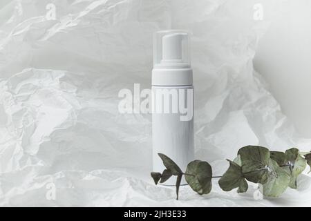 Flacon à cosmétiques blanc vide avec distributeur, échantillon. Outil de  maquillage pour cosmétiques souples contenant de crème en plastique Photo  Stock - Alamy