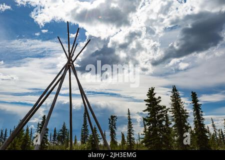 Poteaux en bois de tipi traditionnel en cabine en été, près de la communauté indigène du nord de Deline, Territoires du Nord-Ouest, Canada Banque D'Images