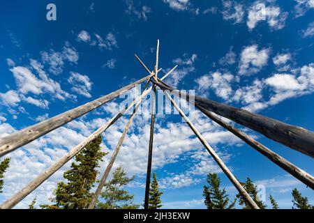 Poteaux en bois de tipi traditionnel en cabine en été, près de la communauté indigène du nord de Deline, Territoires du Nord-Ouest, Canada Banque D'Images