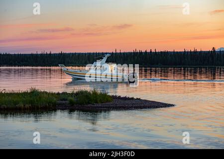 Navigation sur le Grand lac de l'Ours sous le soleil de minuit, près de la communauté indigène du nord de Deline, Territoires du Nord-Ouest, Canada. Banque D'Images