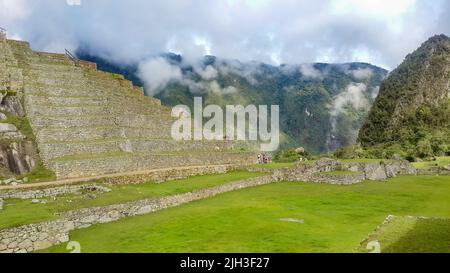 Vue imprenable sur la ville de Machu Piccu, grand angle. Paysage naturel spectaculaire et arrière-plan historique avec espace copie. Machu Picchu est une citadelle inca Banque D'Images