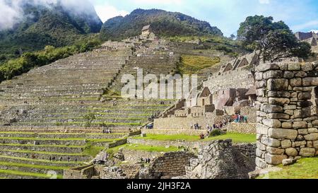 Vue imprenable sur la ville de Machu Piccu, grand angle. Paysage naturel spectaculaire et arrière-plan historique avec espace copie. Machu Picchu est une citadelle inca Banque D'Images