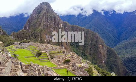 Magnifique Machu Piccu, vue en grand angle. Paysage naturel spectaculaire et arrière-plan historique avec espace copie. Machu Picchu est une citadelle inca haut Banque D'Images