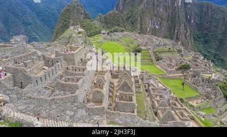 Vue imprenable sur la ville de Machu Piccu, grand angle. Paysage naturel spectaculaire et arrière-plan historique avec espace copie. Machu Picchu est une citadelle inca Banque D'Images