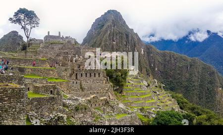 Vue imprenable sur la ville de Machu Piccu, grand angle. Paysage naturel spectaculaire et arrière-plan historique avec espace copie. Machu Picchu est une citadelle inca Banque D'Images