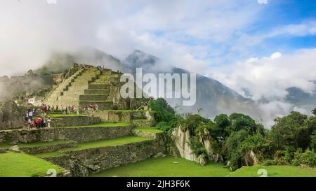 Vue imprenable sur la ville de Machu Piccu, grand angle. Paysage naturel spectaculaire et arrière-plan historique avec espace copie. Machu Picchu est une citadelle inca Banque D'Images