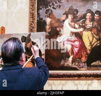 Un artiste copie un chef-d'œuvre au Musée du Prado à Madrid. Les buveurs, ou le Triumph de Bacchus, Velázquez Diego Rodríguez de Silva y Banque D'Images