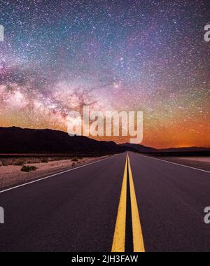 Perspective: La route de l'Infinity Ouest de l'autoroute des États-Unis mène à la voie lactée dans la distance. Composite. Banque D'Images