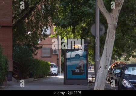 À un arrêt de bus, le thermomètre indique 40 degrés Celsius dans la rue de Madrid. Une deuxième vague de chaleur en été touche l'ensemble de la péninsule ibérique, selon l'alerte de l'Agence météorologique d'État (AEMET), une baisse des températures est prévue lundi prochain, 18 juillet 2022. La Communauté de Madrid maintient le niveau orange pour des sommets de 40-41 degrés Celsius. Banque D'Images