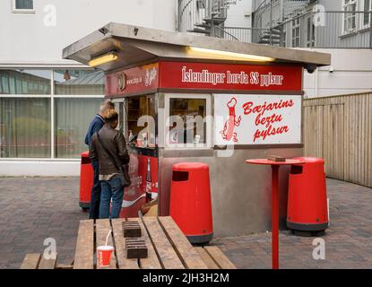 Reykjavik, Islande - 4 juillet 2022 une vue des clients au célèbre stand de chiens chauds Bæjarins Beztu Pylsur (les meilleurs hot dogs de la ville). Le stand phare Banque D'Images