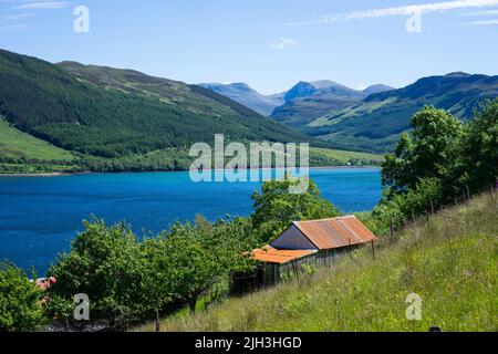 Vue sur Loch Broom depuis Letters vers Inverleal Forest et Beinn Dearg Mountain, Northwest Highlands, Écosse, Royaume-Uni. Banque D'Images