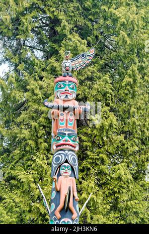 Half Bird sur Totem Pole Banque D'Images