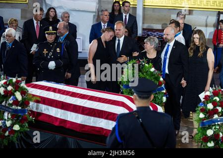 Washington DC, États-Unis. 14th juillet 2022. Washington, DC. 14th juillet 2022. La famille d'Hershel Woodrow « Woody » Williams, la dernière médaille d'honneur à être passée de la Seconde Guerre mondiale, respecte son dossier dans la rotonde du Capitole des États-Unis alors que ses restes sont en honneur à Washington, DC, jeudi, 14 juillet 2022. Williams, qui est décédé à l'âge de 98 ans, a reçu le prix de l'action dans la bataille d'Iwo Jima. Credit: Tom Williams/Pool via CNP/dpa/Alay Live News Credit: dpa Picture Alliance/Alay Live News Banque D'Images