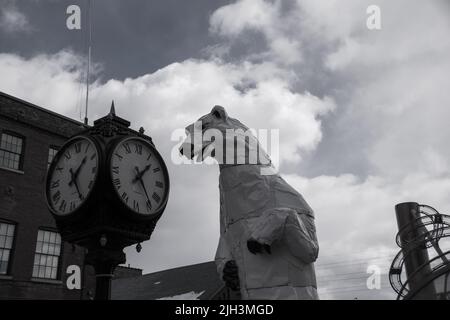 Polar Bear statue and clock tower at Distillery Historic District, Toronto Banque D'Images