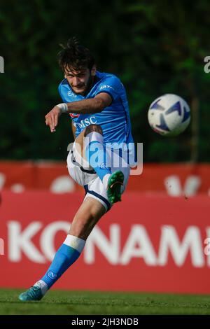 SSC NapoliÕs Forward Khvicha Kvaratskhelia contrôle le ballon pendant le match amical SSC Napoli - Anaune au camp d'entraînement de pré-saison 2022-23 de la SSC Napoli à val di Sole trentino, Dimaro Folgarida Banque D'Images