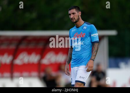 L'attaquant italien de SSC Napoli Matteo Politano regarde pendant un match amical SSC Napoli - Anaune au camp d'entraînement de pré-saison 2022-23 de la SSC Napoli à val di Sole trentino, Dimaro Folgarida Banque D'Images