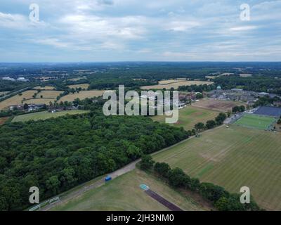 Vue aérienne sur les terrains de sport, Hertford Heath et Haileybury College en arrière-plan Banque D'Images