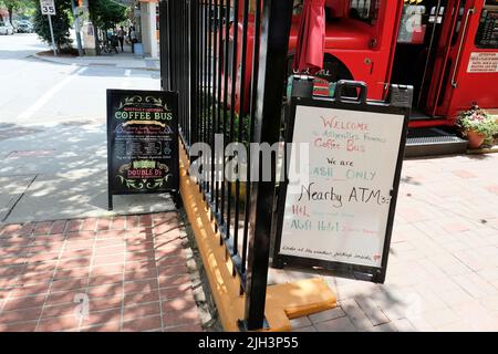 Asheville, le célèbre bus à impériale à impériale de Caroline du Nord : café double d's et desserts dans le centre-ville ; menu trottoir ; espèces uniquement. Banque D'Images