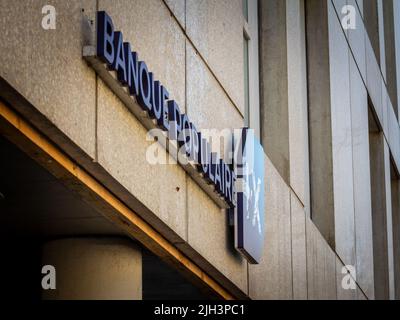 Photo d'un signe avec le logo de la Banque populaire sur leur agence bancaire locale pour Bordeaux, France. Groupe Banque populaire est un groupe français de c Banque D'Images