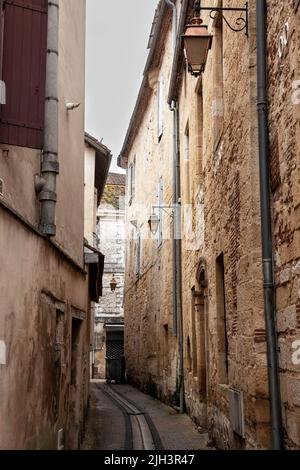 Photo des bâtiments médiévaux typiques d'un village français, bergerac, dans l'après-midi. Bergerac est une sous-préfecture du département de la Dordogne, dans le Banque D'Images