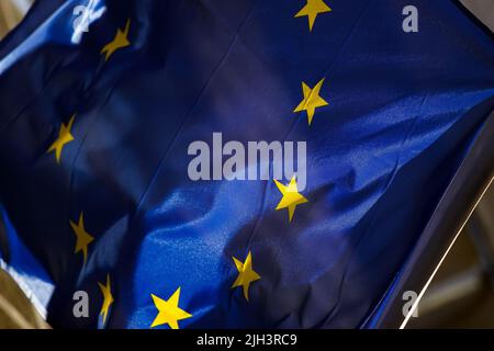 Bucarest, Roumanie - 25 janvier 2021 : le drapeau de l'Europe est vu agitant dans le vent sur un poteau à Bucarest. Banque D'Images