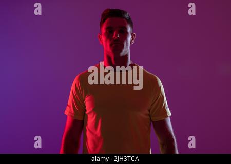 Portrait d'un joueur de tennis de race blanche sur un éclairage rose fluo Banque D'Images