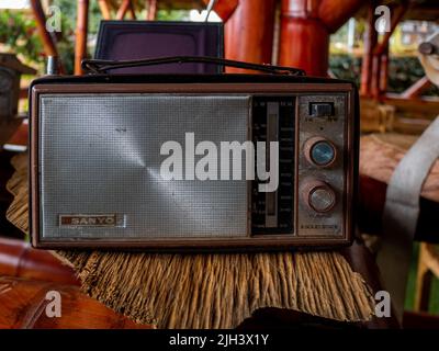 Santa Elena, Antioquia, Colombie - 17 mai 2022: Radio antique sur un tronc en bois Banque D'Images