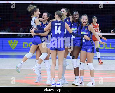 Ankara, Turquie. 14th juillet 2022. Les joueurs de l'Italie célèbrent la victoire après le quart-finale de la Ligue des Nations des femmes de volley-ball de la FIVB 2022 entre la Chine et l'Italie à Ankara, Turquie, 14 juillet 2022. Credit: Shadati/Xinhua/Alamy Live News Banque D'Images